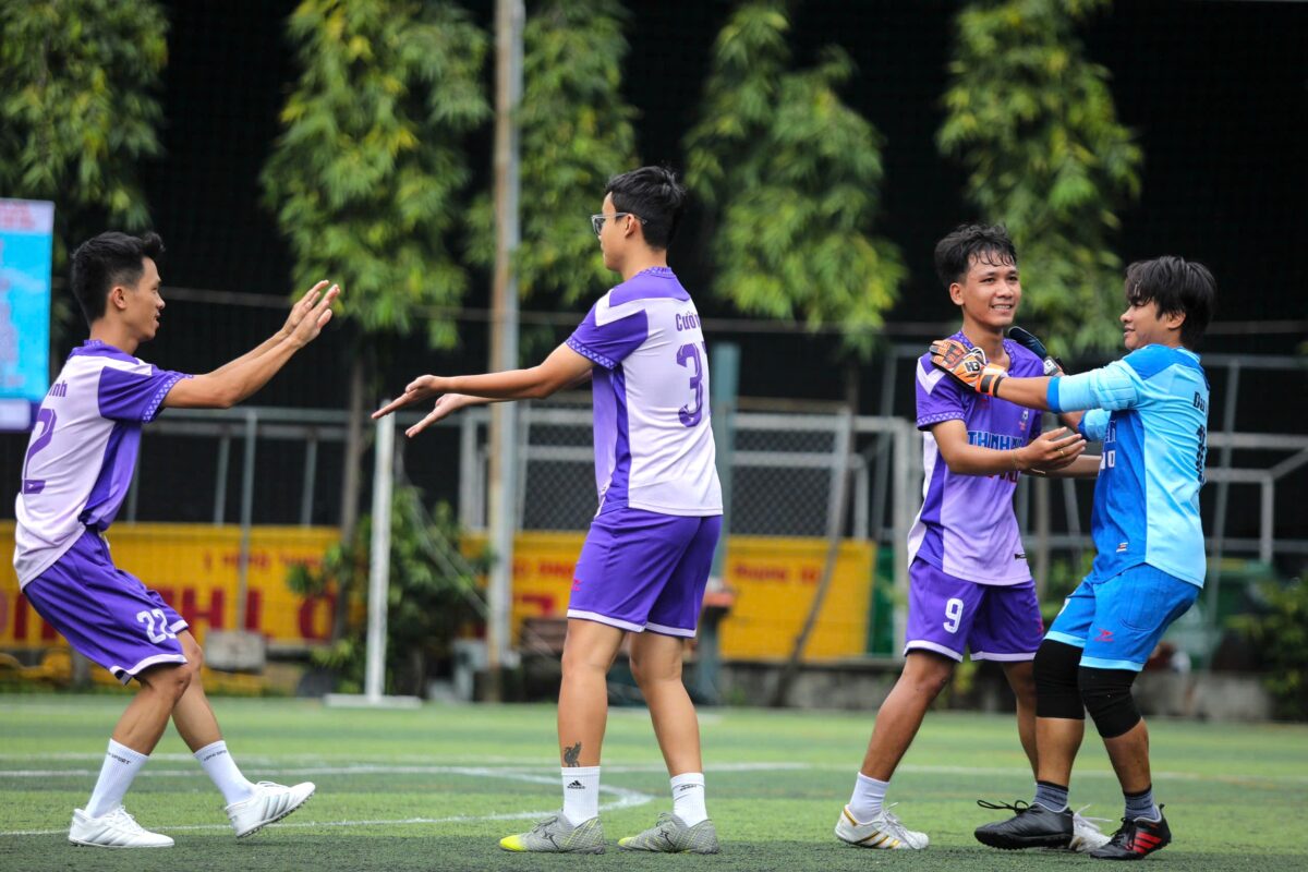 Các cầu thủ Báo Thanh Niên ăn mừng bàn thắng Các cầu thủ Báo Thanh Niên ăn mừng bàn thắng