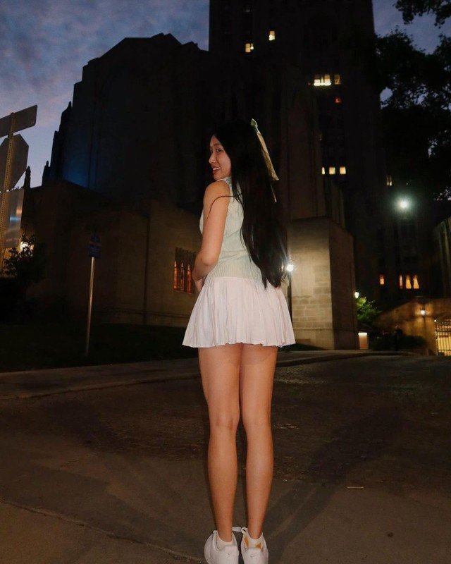 Jenny Huỳnh diện váy ngắn khoe dáng, netizen chỉ chú ý điểm này - 1