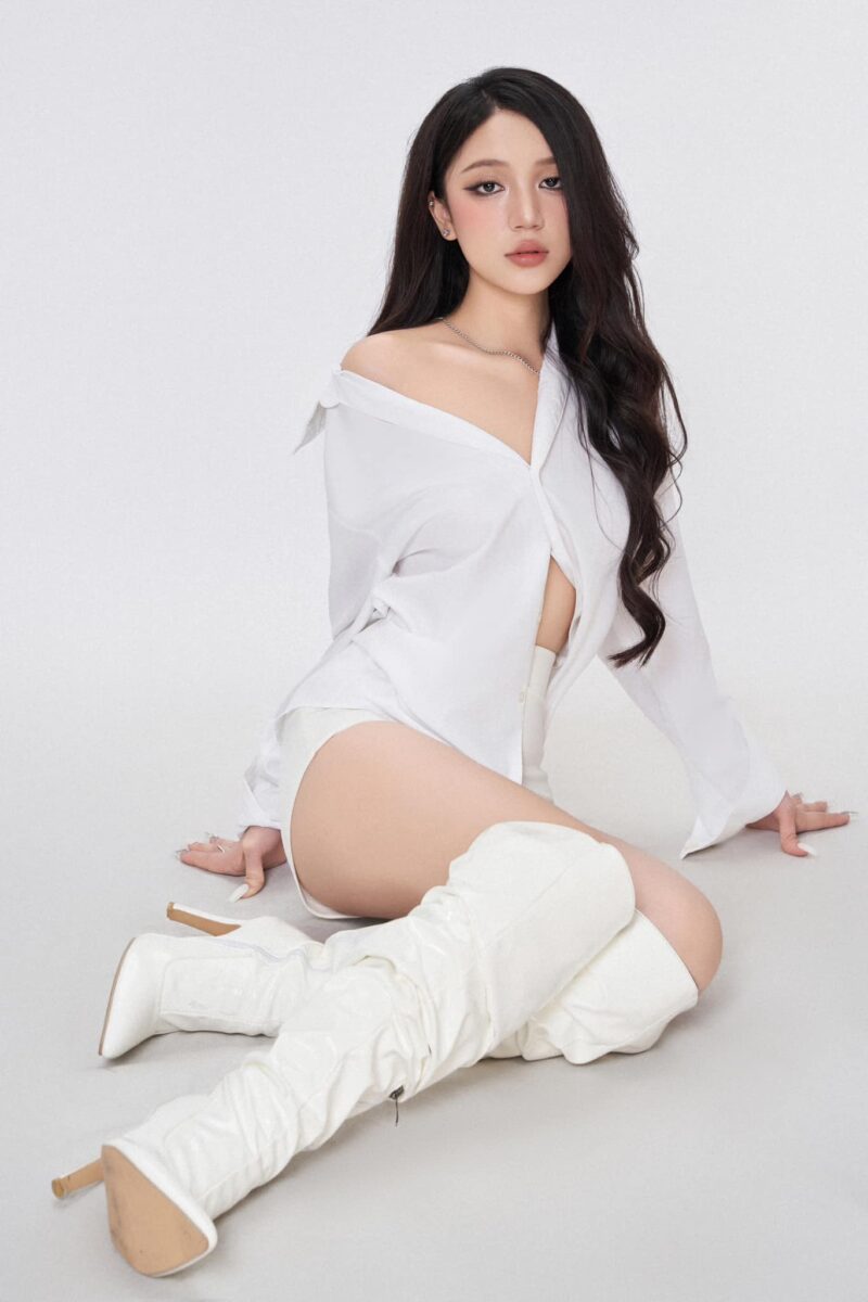 Nguyễn Thùy Dương, sinh năm 2003 tại Hà Nội, là một trong những gương mặt trẻ đầy triển vọng. Hiện cô đang theo học chuyên ngành Diễn viên kịch - Điện ảnh truyền hình tại Đại học Sân khấu Điện ảnh Hà Nội.