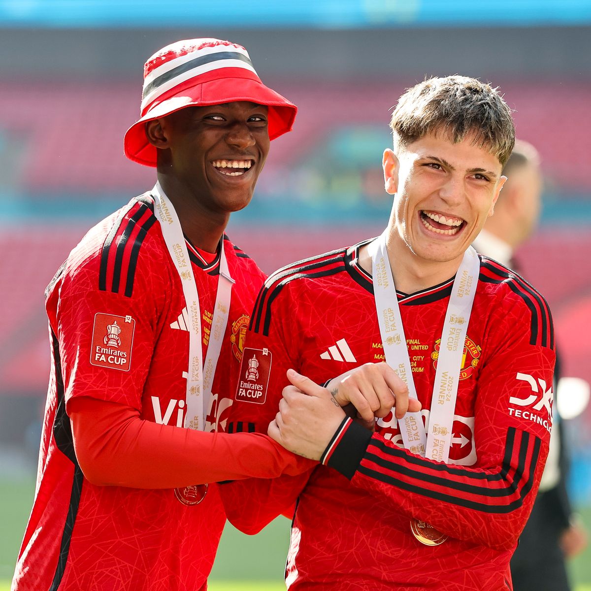 M.U chỉ có 2 cầu thủ Alejandro Garnacho (phải) và Kobbie Mainoo dự lễ trao Quả bóng vàng M.U chỉ có 2 cầu thủ Alejandro Garnacho (phải) và Kobbie Mainoo dự lễ trao Quả bóng vàng