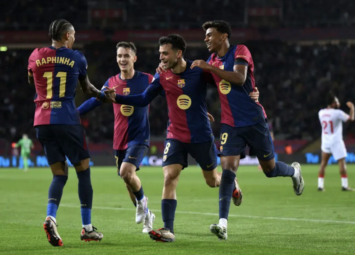 Lamine Yamal (phải) giúp Barcelona bay cao Lamine Yamal (phải) giúp Barcelona bay cao