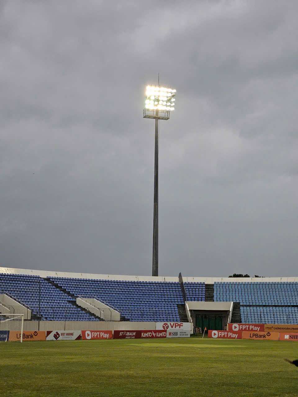 Bão Trà Mi hoành hành: VPF hoãn trận Đà Nẵng gặp Hải Phòng, dời ngày khác- Ảnh 1. Bão Trà Mi hoành hành: VPF hoãn trận Đà Nẵng gặp Hải Phòng, dời ngày khác- Ảnh 1.