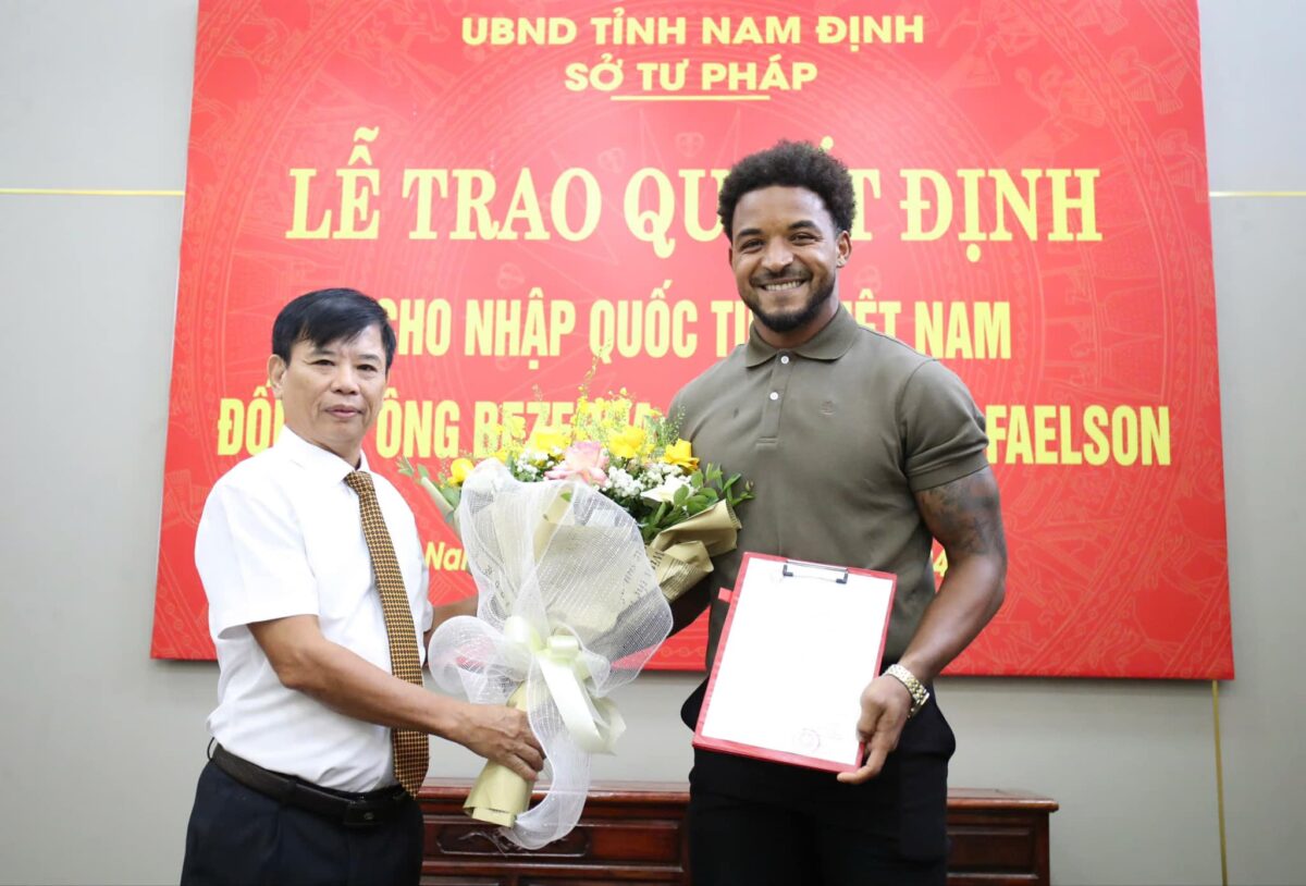 Tiền đạo Nguyễn Xuân Son chính thức nhận quốc tịch Việt Nam: HLV Kim Sang-sik sẽ lưu tâm?- Ảnh 1. Tiền đạo Nguyễn Xuân Son chính thức nhận quốc tịch Việt Nam: HLV Kim Sang-sik sẽ lưu tâm?- Ảnh 1.