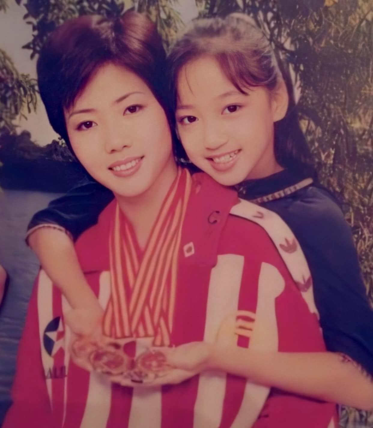 Vũ Thùy Linh tự hào với những huy chương mẹ đã từng đạt được