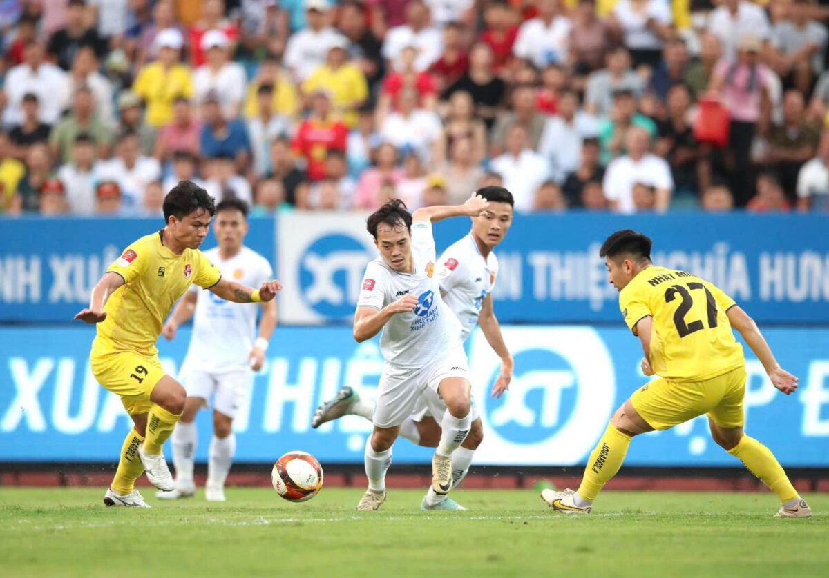 Đổi lịch trận CLB Hải Phòng tiếp Nam Định vì bão Trà Mi- Ảnh 1. Đổi lịch trận CLB Hải Phòng tiếp Nam Định vì bão Trà Mi- Ảnh 1.