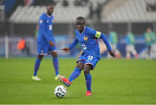 Arsenal được khuyên nên chiêu mộ Kante. Arsenal duoc khuyen nen chieu mo Kante.