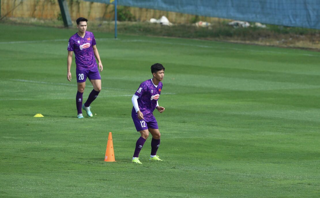 'Cuộc chiến' khốc liệt ở 2 cánh đội tuyển Việt Nam, HLV Kim Sang-sik đau đầu- Ảnh 1. 'Cuộc chiến' khốc liệt ở 2 cánh đội tuyển Việt Nam, HLV Kim Sang-sik đau đầu- Ảnh 1.