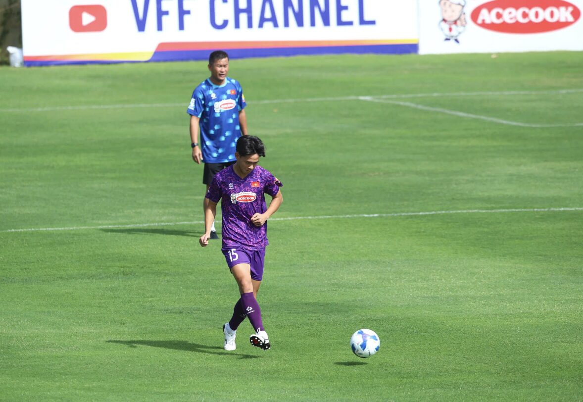 'Cuộc chiến' khốc liệt ở 2 cánh đội tuyển Việt Nam, HLV Kim Sang-sik đau đầu- Ảnh 2. 'Cuộc chiến' khốc liệt ở 2 cánh đội tuyển Việt Nam, HLV Kim Sang-sik đau đầu- Ảnh 2.