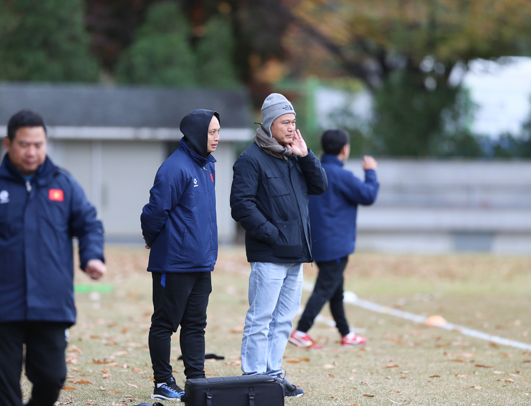 Đội tuyển Việt Nam rèn thể lực khắc nghiệt, trưởng đoàn ở AFF Cup 2024 lộ diện- Ảnh 6. Đội tuyển Việt Nam rèn thể lực khắc nghiệt, trưởng đoàn ở AFF Cup 2024 lộ diện- Ảnh 6.