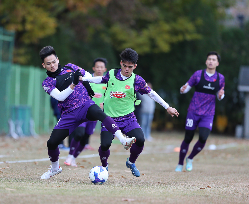 Đội tuyển Việt Nam rèn thể lực khắc nghiệt, trưởng đoàn ở AFF Cup 2024 lộ diện- Ảnh 3. Đội tuyển Việt Nam rèn thể lực khắc nghiệt, trưởng đoàn ở AFF Cup 2024 lộ diện- Ảnh 3.