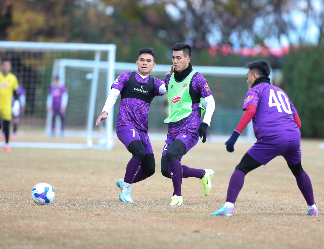 Đội tuyển Việt Nam rèn thể lực khắc nghiệt, trưởng đoàn ở AFF Cup 2024 lộ diện- Ảnh 2. Đội tuyển Việt Nam rèn thể lực khắc nghiệt, trưởng đoàn ở AFF Cup 2024 lộ diện- Ảnh 2.