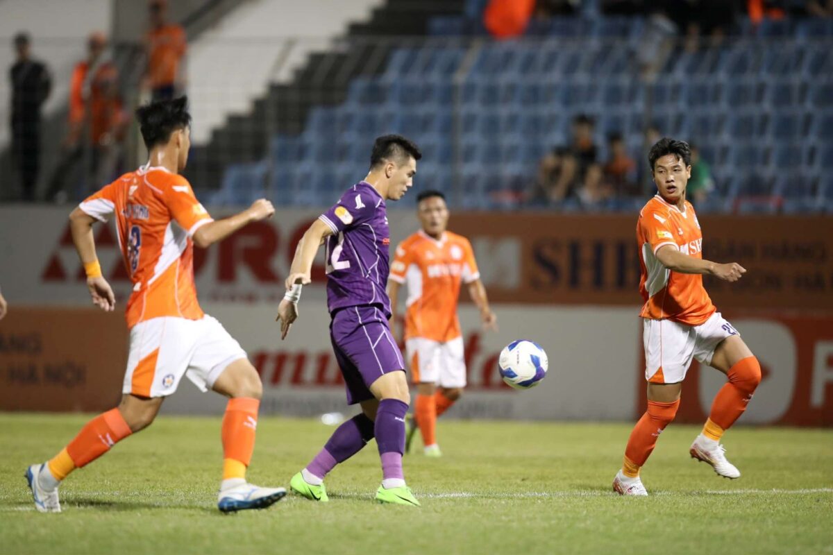 Tiến Linh trong trận CLB Bình Dương hòa 1-1 tại Hòa Xuân Tiến Linh trong trận CLB Bình Dương hòa 1-1 tại Hòa Xuân