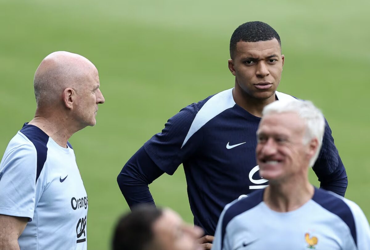 HLV Deschamps đã loại thẳng tay Mbappe ra khỏi đội tuyển Pháp HLV Deschamps đã loại thẳng tay Mbappe ra khỏi đội tuyển Pháp