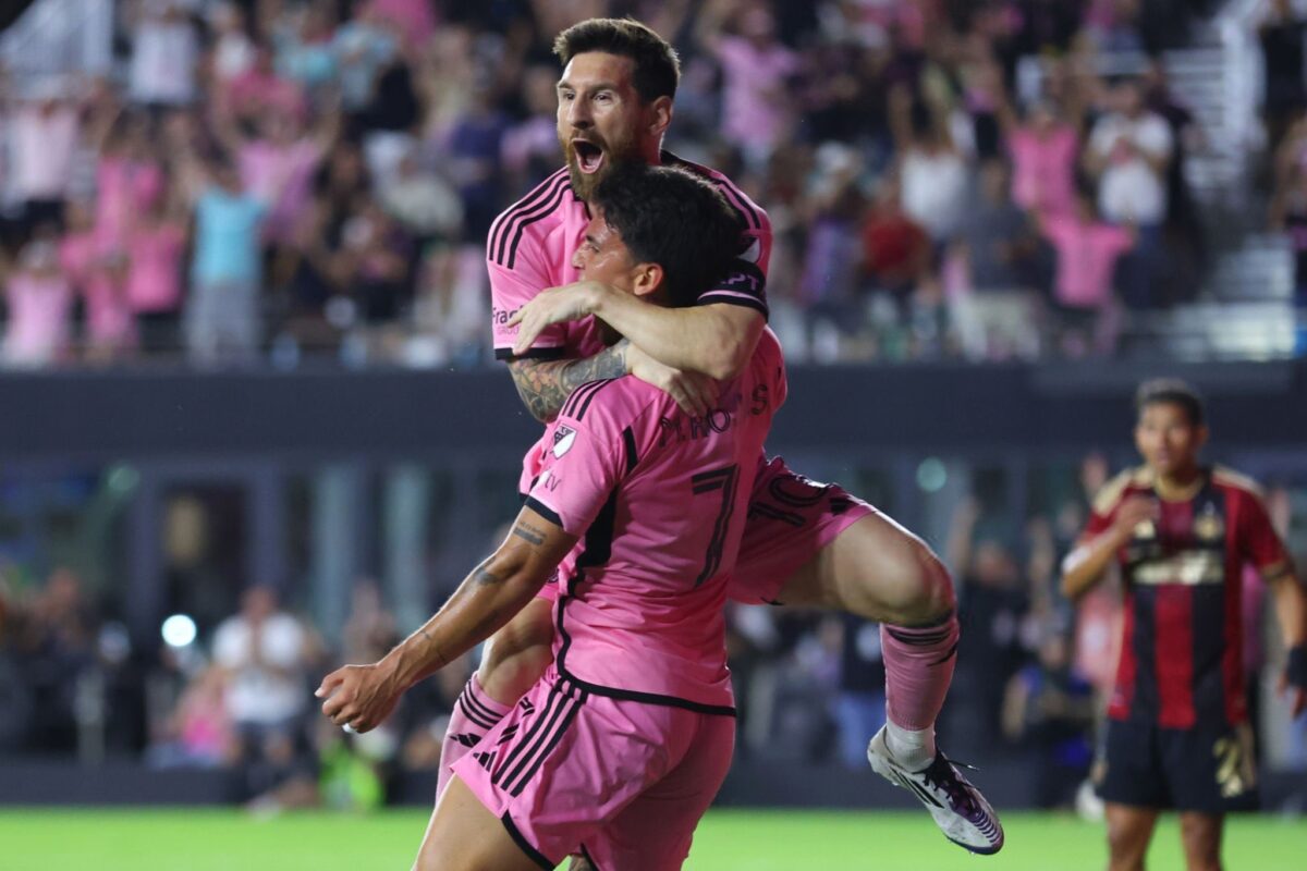 Messi và Matias Rojas ăn mừng bàn mở tỷ số Messi và Matias Rojas ăn mừng bàn mở tỷ số