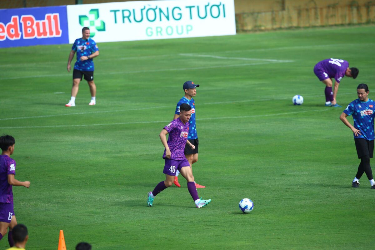 Những 'máy chạy' của HLV Popov giúp đội tuyển Việt Nam giải bài toán tuyến giữa?- Ảnh 4. Những 'máy chạy' của HLV Popov giúp đội tuyển Việt Nam giải bài toán tuyến giữa?- Ảnh 4.