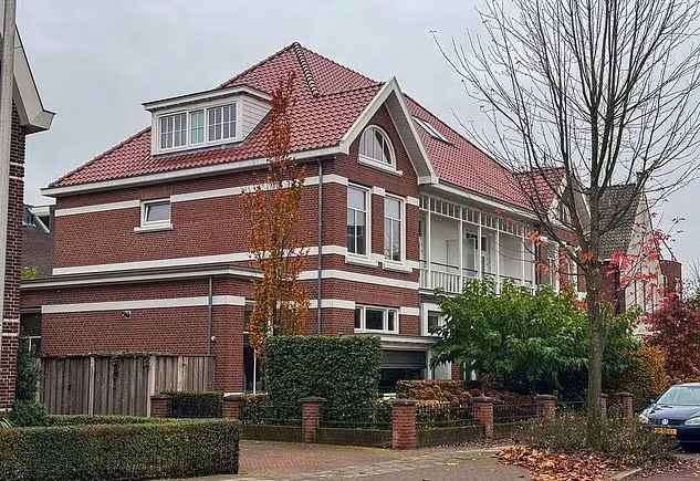 Lý do M.U chưa công bố thuyền trưởng mới, HLV Ten Hag bị sang chấn tâm lý- Ảnh 4. Lý do M.U chưa công bố thuyền trưởng mới, HLV Ten Hag bị sang chấn tâm lý- Ảnh 4.