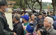 Sốt vé trận Việt Nam đấu Indonesia ở Việt Trì: CĐV chịu rét xếp hàng, dân phe thổi giá Sốt vé trận Việt Nam đấu Indonesia ở Việt Trì: CĐV chịu rét xếp hàng, dân phe thổi giá