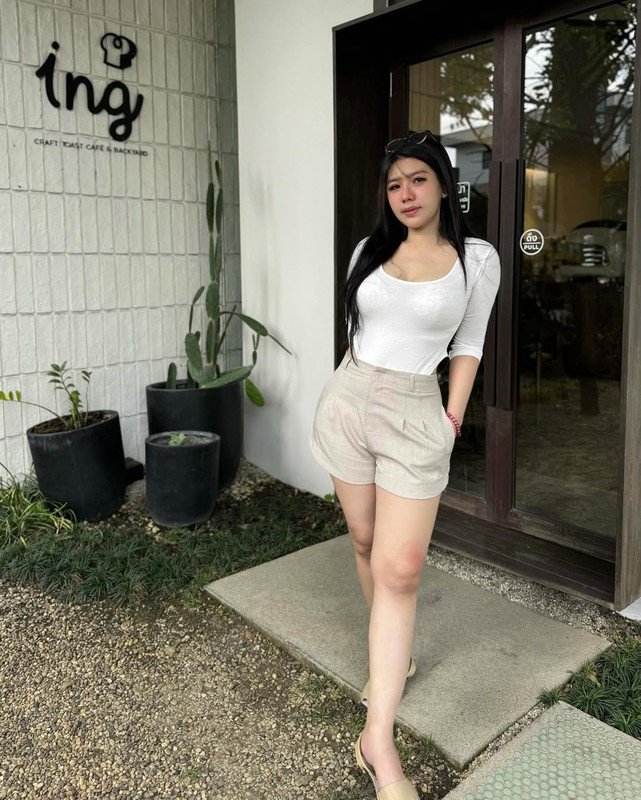 Đăng ảnh đi cafe, “hot girl nông dân” vẫn hút trọn sự chú ý - 3