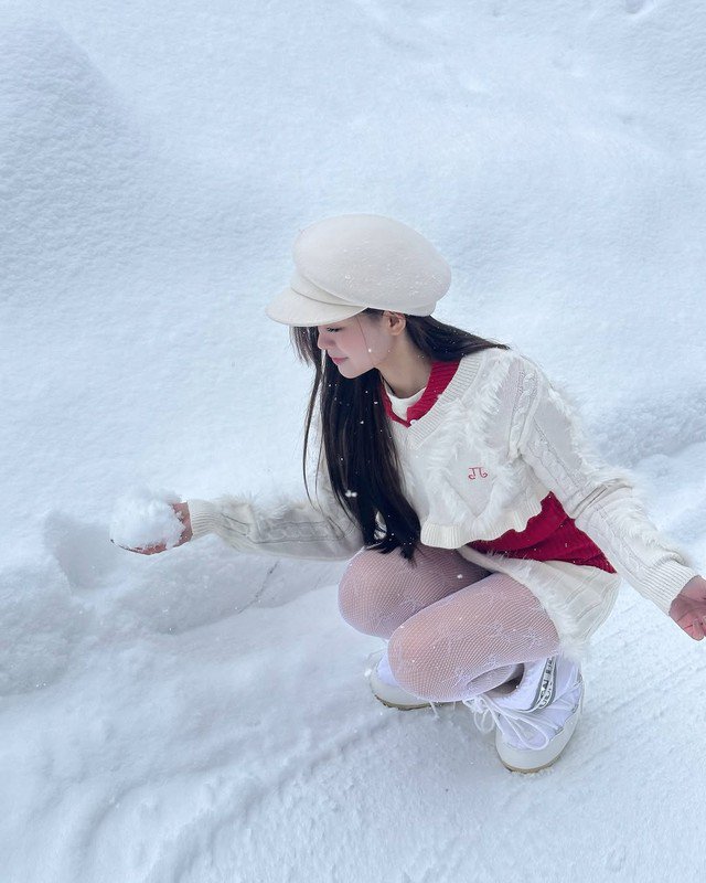 “Hot girl giọng điệu” diện bikini khoe dáng giữa trời tuyết - 7