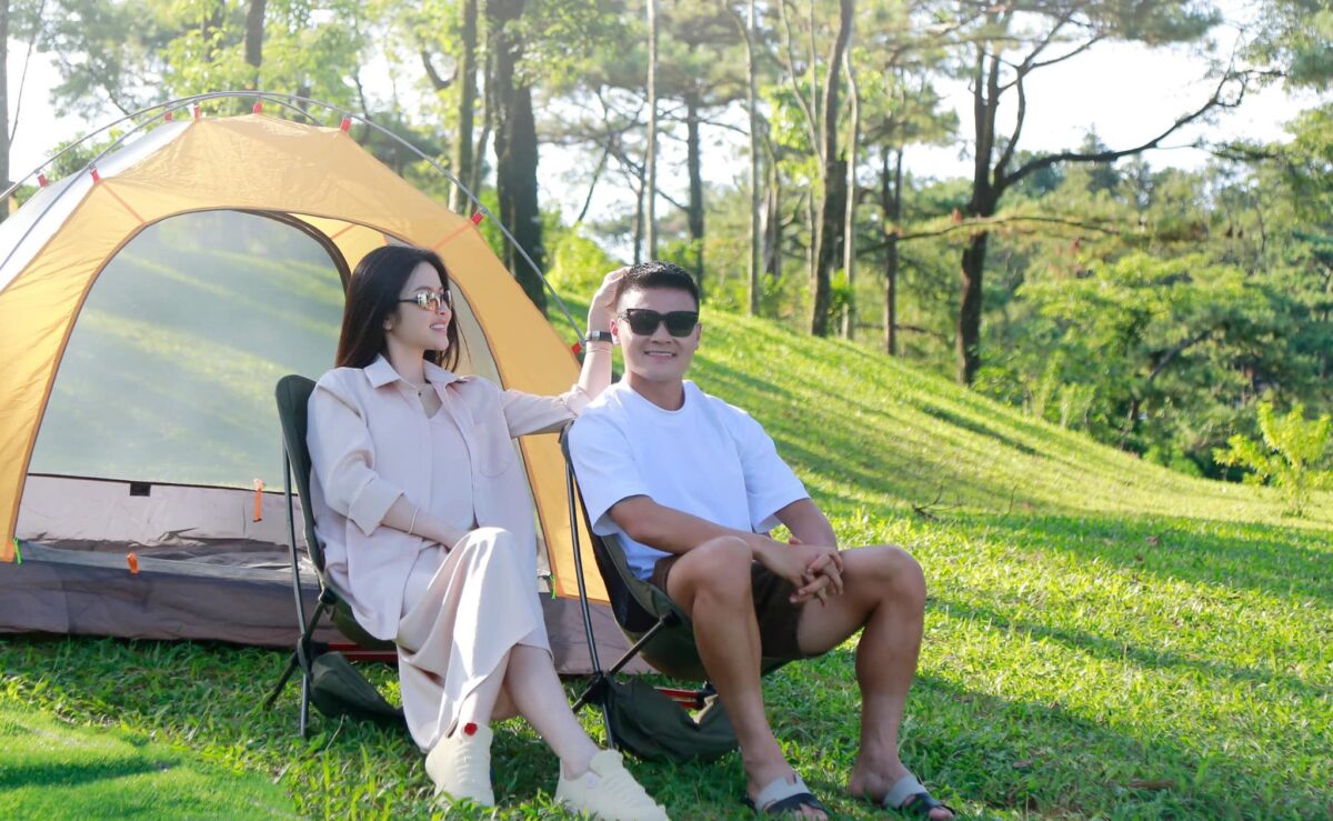 Bà xã Quang Hải: Đẹp chuẩn "gái một con trông mòn con mắt" - 1