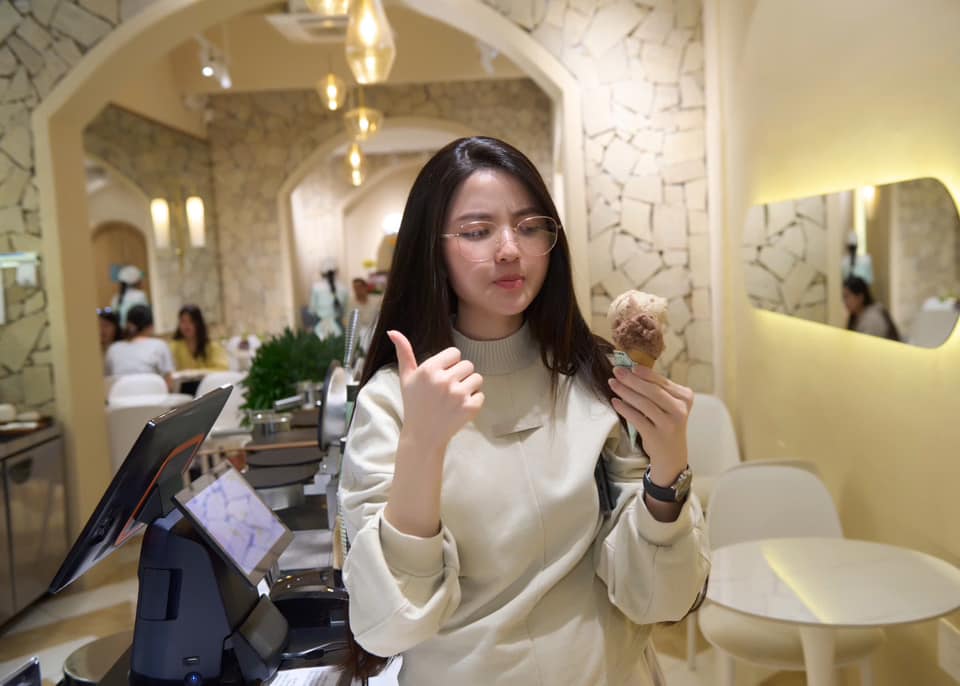 Bà xã Quang Hải: Đẹp chuẩn "gái một con trông mòn con mắt" - 11