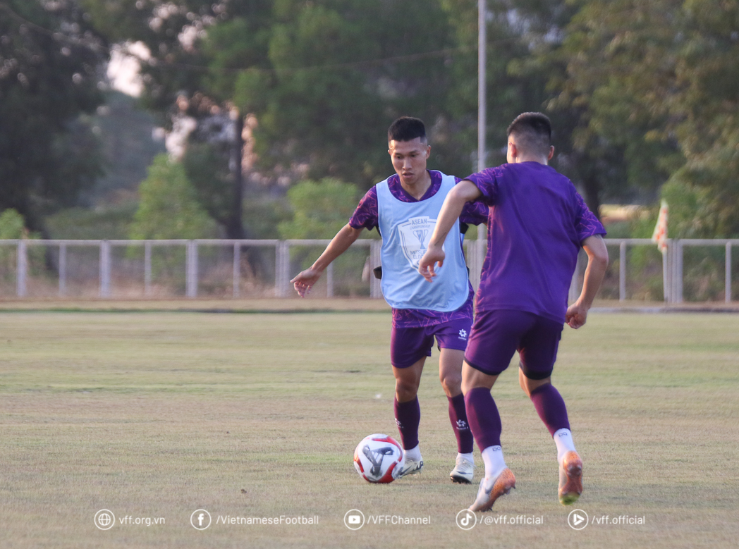 HLV Kim Sang-sik làm điều giống ông Troussier, đội hình Việt Nam gặp Philippines dần bật mí?- Ảnh 10. HLV Kim Sang-sik làm điều giống ông Troussier, đội hình Việt Nam gặp Philippines dần bật mí?- Ảnh 10.