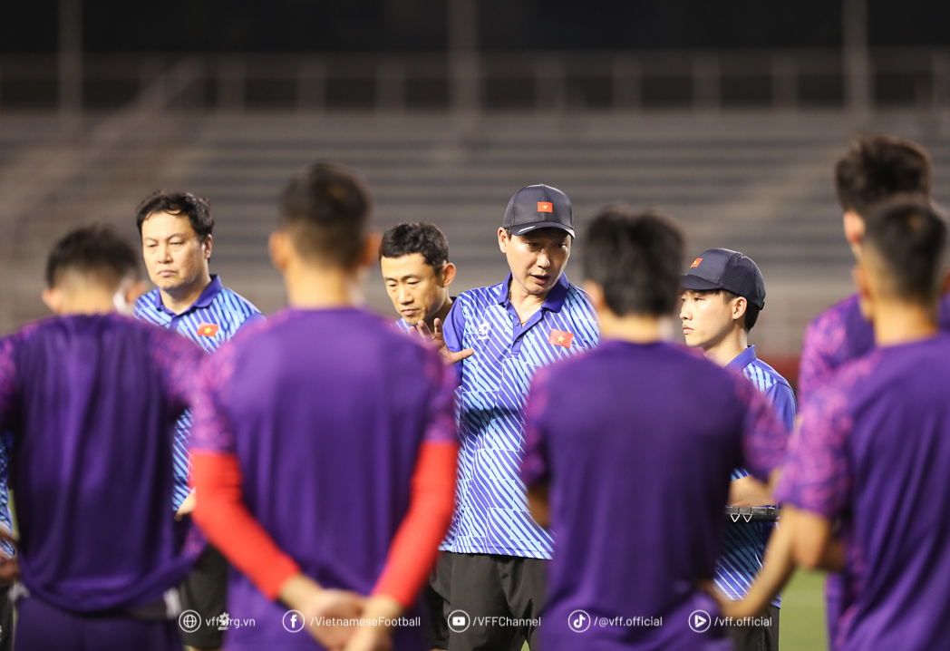 AFF Cup: Đội tuyển Việt Nam tập buổi đầu tiên ở Philippines, sẵn sàng giành 3 điểm- Ảnh 1. AFF Cup: Đội tuyển Việt Nam tập buổi đầu tiên ở Philippines, sẵn sàng giành 3 điểm- Ảnh 1.