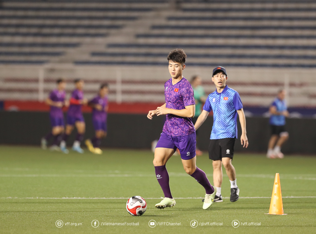 AFF Cup: Đội tuyển Việt Nam tập buổi đầu tiên ở Philippines, sẵn sàng giành 3 điểm- Ảnh 23. AFF Cup: Đội tuyển Việt Nam tập buổi đầu tiên ở Philippines, sẵn sàng giành 3 điểm- Ảnh 23.