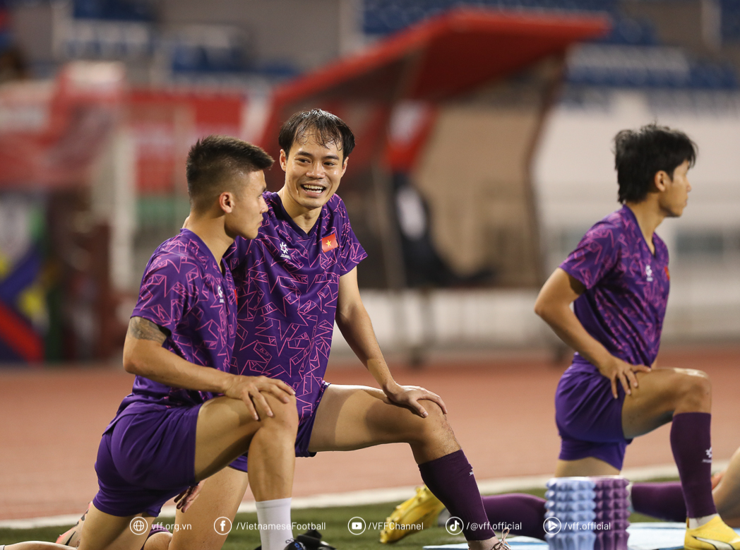 AFF Cup: Đội tuyển Việt Nam tập buổi đầu tiên ở Philippines, sẵn sàng giành 3 điểm- Ảnh 9. AFF Cup: Đội tuyển Việt Nam tập buổi đầu tiên ở Philippines, sẵn sàng giành 3 điểm- Ảnh 9.