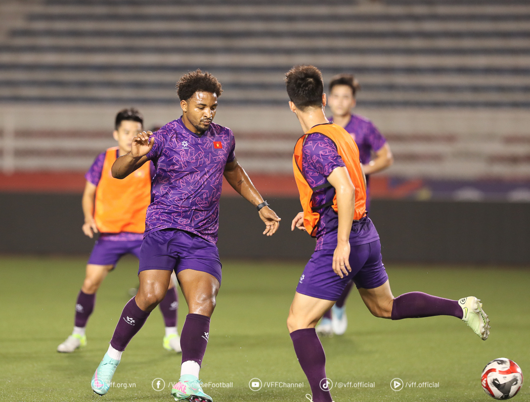 AFF Cup: Đội tuyển Việt Nam tập buổi đầu tiên ở Philippines, sẵn sàng giành 3 điểm- Ảnh 12. AFF Cup: Đội tuyển Việt Nam tập buổi đầu tiên ở Philippines, sẵn sàng giành 3 điểm- Ảnh 12.