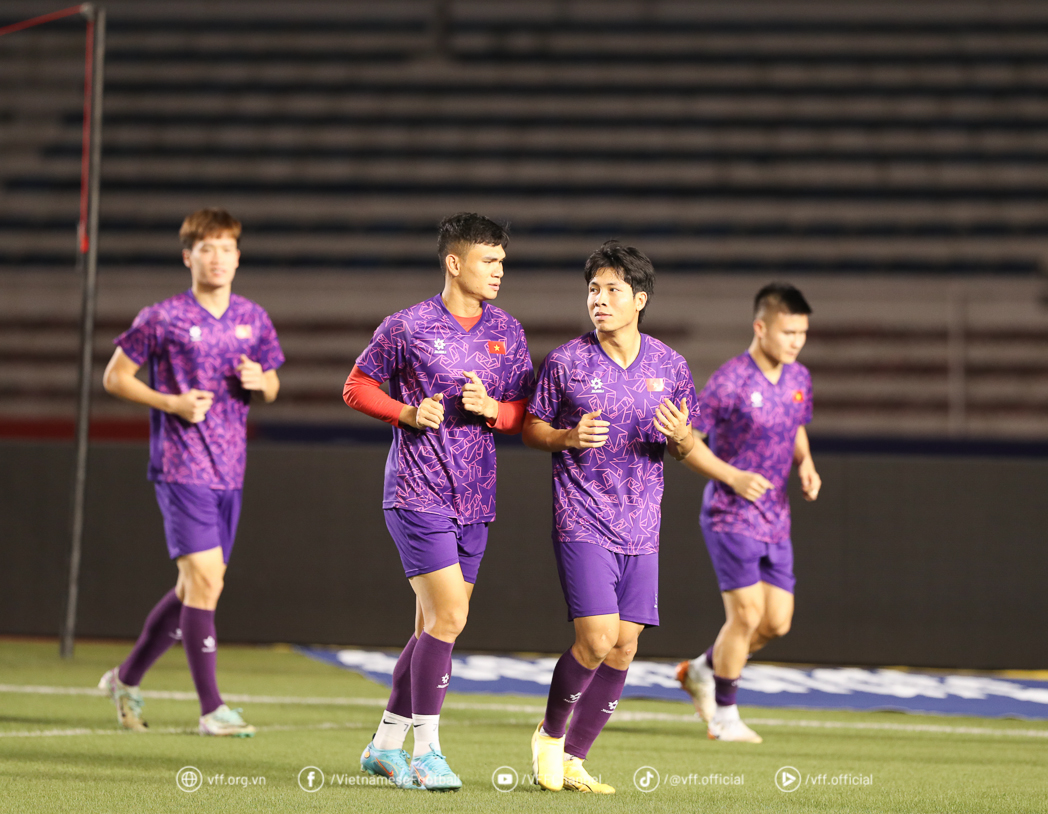 AFF Cup: Đội tuyển Việt Nam tập buổi đầu tiên ở Philippines, sẵn sàng giành 3 điểm- Ảnh 3. AFF Cup: Đội tuyển Việt Nam tập buổi đầu tiên ở Philippines, sẵn sàng giành 3 điểm- Ảnh 3.