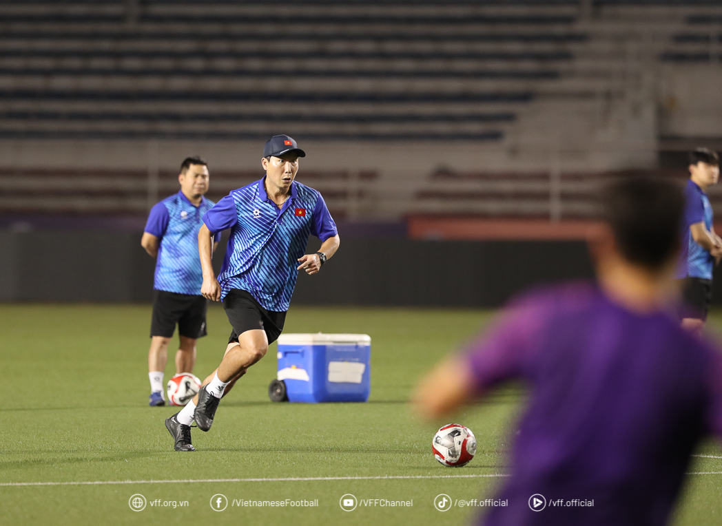 AFF Cup: Đội tuyển Việt Nam tập buổi đầu tiên ở Philippines, sẵn sàng giành 3 điểm- Ảnh 6. AFF Cup: Đội tuyển Việt Nam tập buổi đầu tiên ở Philippines, sẵn sàng giành 3 điểm- Ảnh 6.