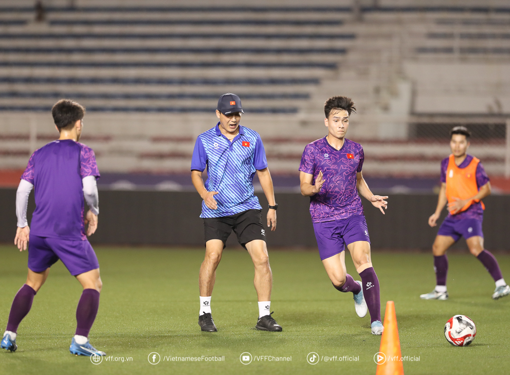 AFF Cup: Đội tuyển Việt Nam tập buổi đầu tiên ở Philippines, sẵn sàng giành 3 điểm- Ảnh 8. AFF Cup: Đội tuyển Việt Nam tập buổi đầu tiên ở Philippines, sẵn sàng giành 3 điểm- Ảnh 8.