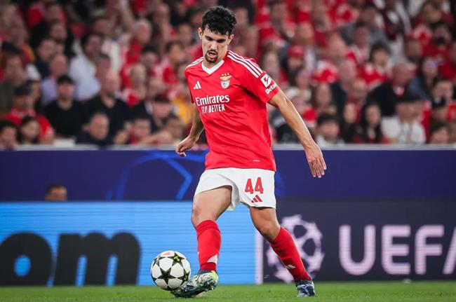 MU muốn có trung vệ Tomas Araujo của Benfica. MU muon co trung ve Tomas Araujo cua Benfica.