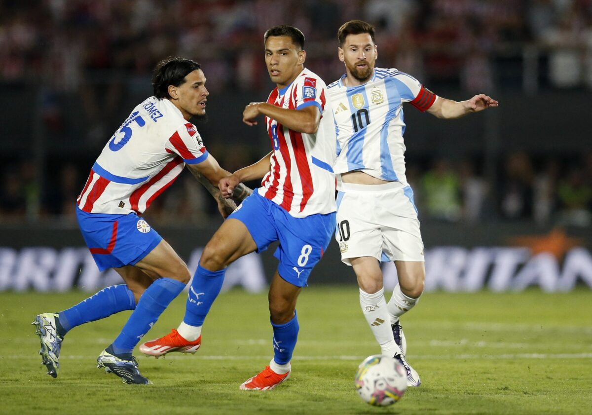 Diego Gomez (giữa) tranh chấp cùng Messi khi thi đấu cho đội tuyển Paraguay tại vòng loại World Cup 2026 Diego Gomez (giữa) tranh chấp cùng Messi khi thi đấu cho đội tuyển Paraguay tại vòng loại World Cup 2026
