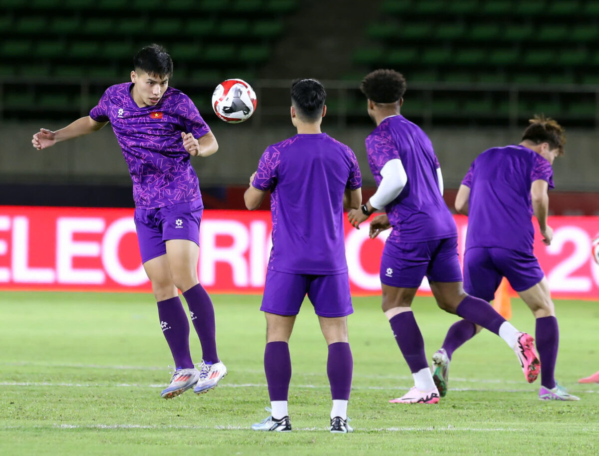 Đội tuyển Việt Nam làm quen sân Lào, Xuân Son tập cực sung dù... chưa đá- Ảnh 3. Đội tuyển Việt Nam làm quen sân Lào, Xuân Son tập cực sung dù... chưa đá- Ảnh 3.