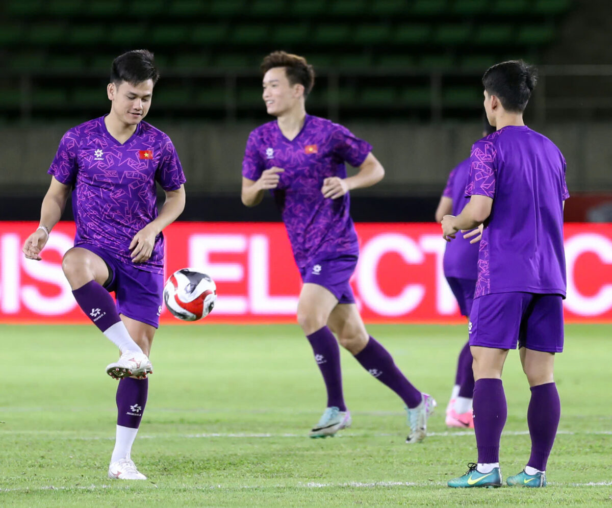 Đội tuyển Việt Nam làm quen sân Lào, Xuân Son tập cực sung dù... chưa đá- Ảnh 5. Đội tuyển Việt Nam làm quen sân Lào, Xuân Son tập cực sung dù... chưa đá- Ảnh 5.