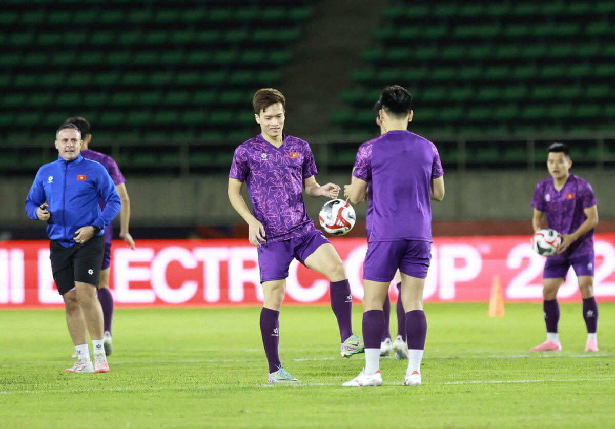 Đội tuyển Việt Nam làm quen sân Lào, Xuân Son tập cực sung dù... chưa đá- Ảnh 6. Đội tuyển Việt Nam làm quen sân Lào, Xuân Son tập cực sung dù... chưa đá- Ảnh 6.