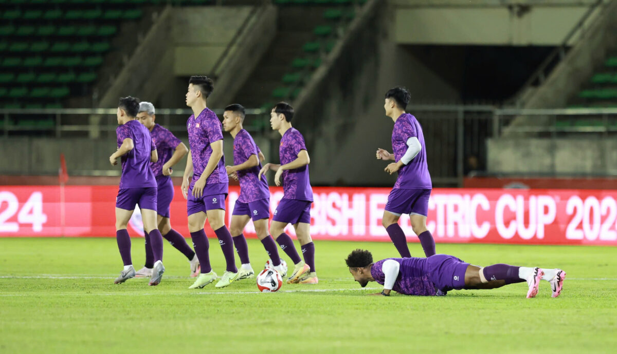 Đội tuyển Việt Nam làm quen sân Lào, Xuân Son tập cực sung dù... chưa đá- Ảnh 7. Đội tuyển Việt Nam làm quen sân Lào, Xuân Son tập cực sung dù... chưa đá- Ảnh 7.