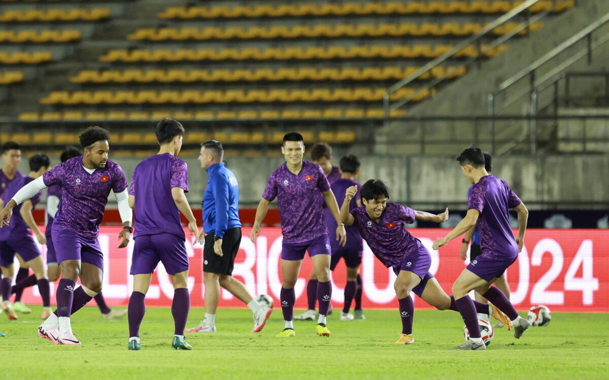 Đội tuyển Việt Nam làm quen sân Lào, Xuân Son tập cực sung dù... chưa đá- Ảnh 8. Đội tuyển Việt Nam làm quen sân Lào, Xuân Son tập cực sung dù... chưa đá- Ảnh 8.