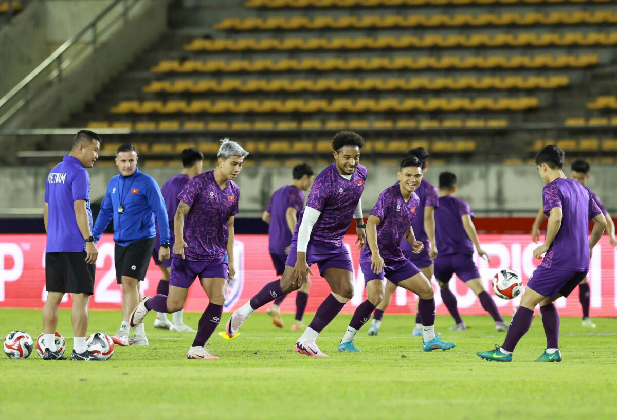 Đội tuyển Việt Nam làm quen sân Lào, Xuân Son tập cực sung dù... chưa đá- Ảnh 9. Đội tuyển Việt Nam làm quen sân Lào, Xuân Son tập cực sung dù... chưa đá- Ảnh 9.