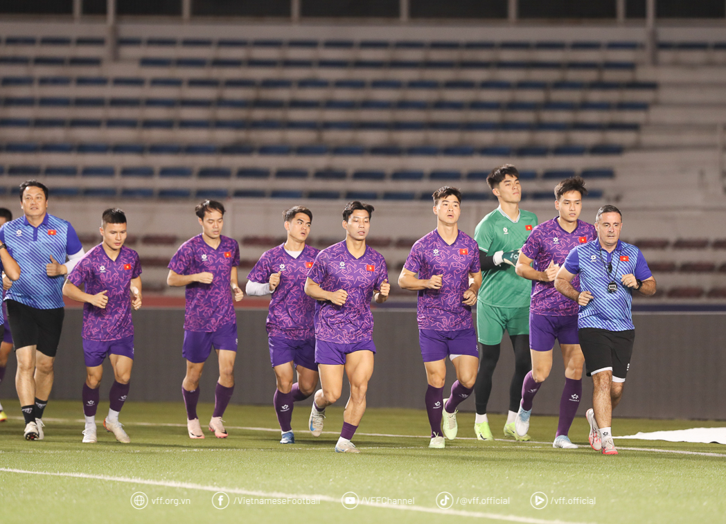 AFF Cup: Đội tuyển Việt Nam tập buổi đầu tiên ở Philippines, sẵn sàng giành 3 điểm- Ảnh 4. AFF Cup: Đội tuyển Việt Nam tập buổi đầu tiên ở Philippines, sẵn sàng giành 3 điểm- Ảnh 4.