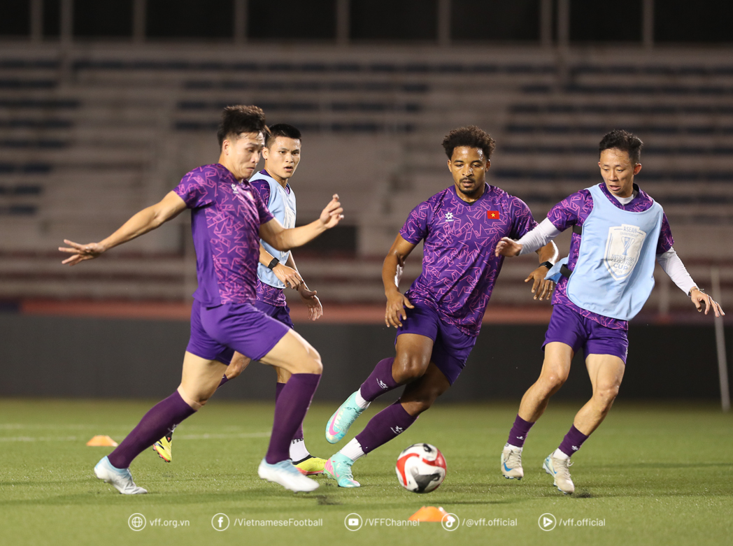 AFF Cup: Đội tuyển Việt Nam tập buổi đầu tiên ở Philippines, sẵn sàng giành 3 điểm- Ảnh 15. AFF Cup: Đội tuyển Việt Nam tập buổi đầu tiên ở Philippines, sẵn sàng giành 3 điểm- Ảnh 15.