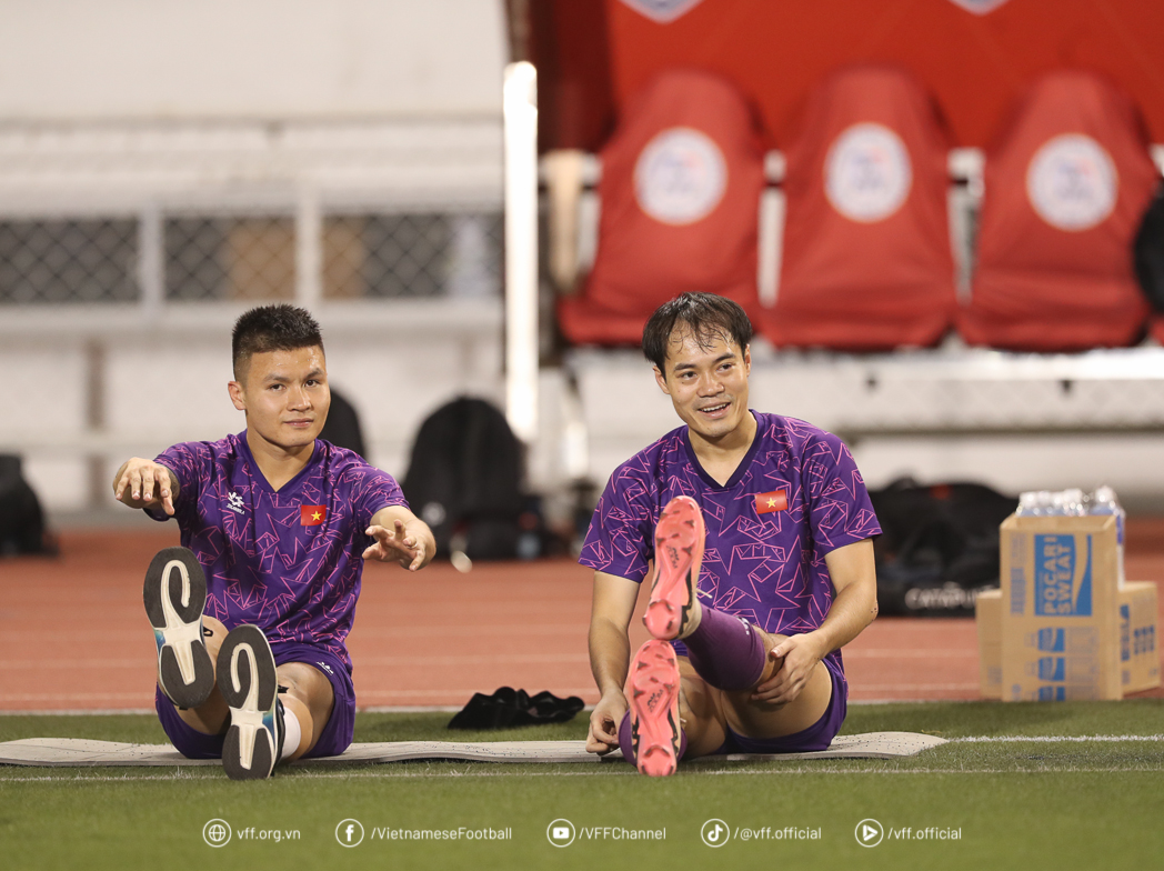 AFF Cup: Đội tuyển Việt Nam tập buổi đầu tiên ở Philippines, sẵn sàng giành 3 điểm- Ảnh 11. AFF Cup: Đội tuyển Việt Nam tập buổi đầu tiên ở Philippines, sẵn sàng giành 3 điểm- Ảnh 11.