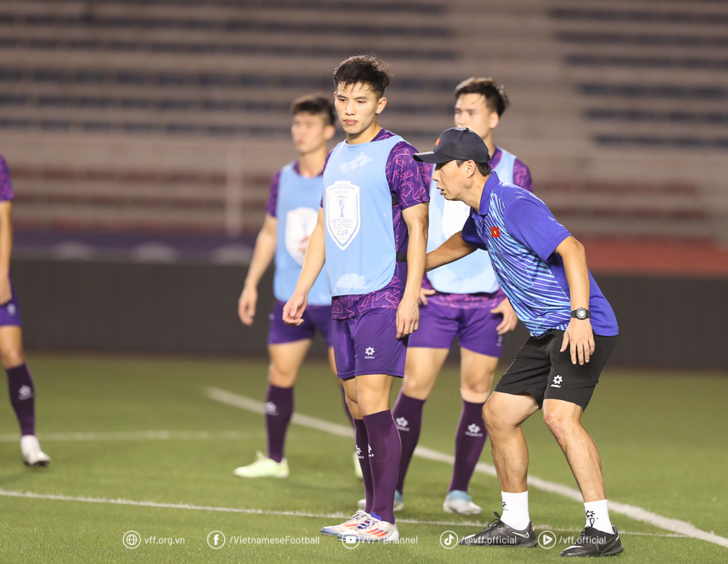 AFF Cup: Đội tuyển Việt Nam tập buổi đầu tiên ở Philippines, sẵn sàng giành 3 điểm- Ảnh 19. AFF Cup: Đội tuyển Việt Nam tập buổi đầu tiên ở Philippines, sẵn sàng giành 3 điểm- Ảnh 19.