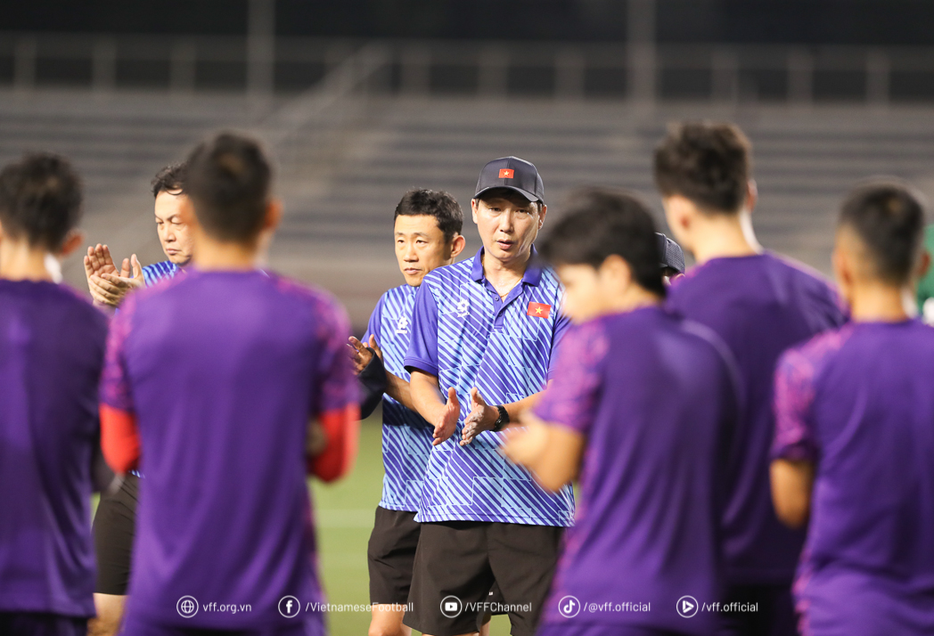 AFF Cup: Đội tuyển Việt Nam tập buổi đầu tiên ở Philippines, sẵn sàng giành 3 điểm- Ảnh 2. AFF Cup: Đội tuyển Việt Nam tập buổi đầu tiên ở Philippines, sẵn sàng giành 3 điểm- Ảnh 2.