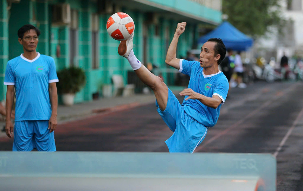 Teqball là môn gì mà Messi và Neymar cũng mê?- Ảnh 1. Teqball là môn gì mà Messi và Neymar cũng mê?- Ảnh 1.