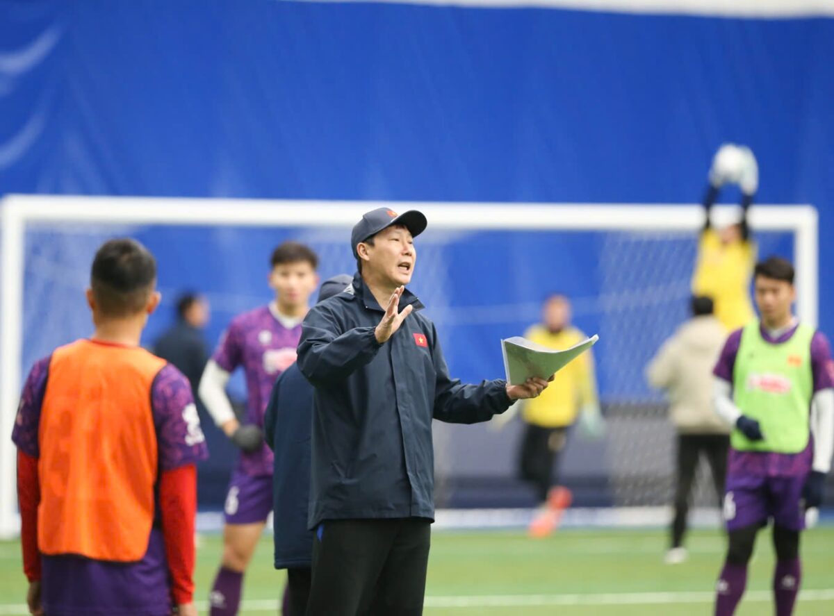 HLV Kim Sang-sik cứng rắn: Đội tuyển Việt Nam phải đoàn kết, đạt kết quả tốt tại AFF Cup- Ảnh 1. HLV Kim Sang-sik cứng rắn: Đội tuyển Việt Nam phải đoàn kết, đạt kết quả tốt tại AFF Cup- Ảnh 1.