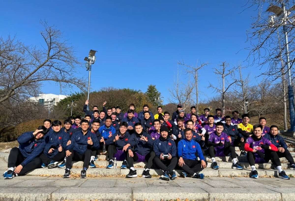 HLV Kim Sang-sik cứng rắn: Đội tuyển Việt Nam phải đoàn kết, đạt kết quả tốt tại AFF Cup- Ảnh 2. HLV Kim Sang-sik cứng rắn: Đội tuyển Việt Nam phải đoàn kết, đạt kết quả tốt tại AFF Cup- Ảnh 2.