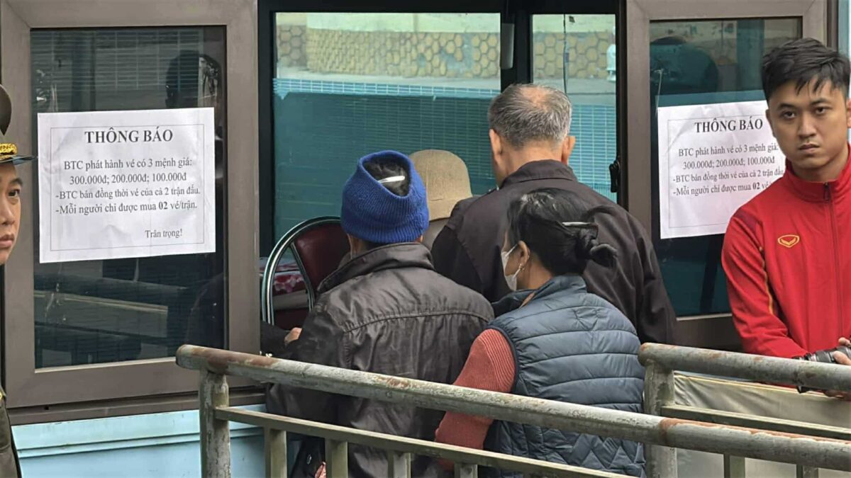 Sốt vé trận Việt Nam đấu Indonesia ở Việt Trì: CĐV chịu rét xếp hàng, dân phe thổi giá- Ảnh 2. Sốt vé trận Việt Nam đấu Indonesia ở Việt Trì: CĐV chịu rét xếp hàng, dân phe thổi giá- Ảnh 2.